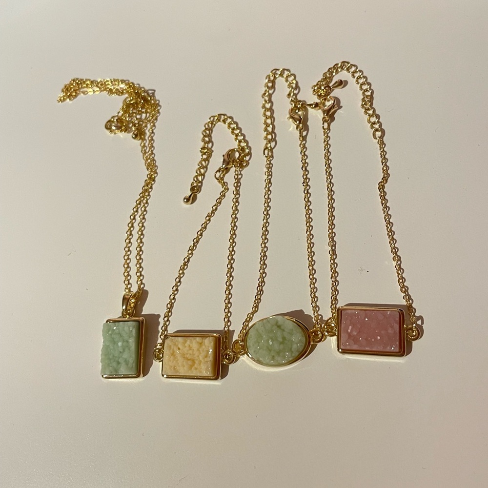 3 gold bracelet and 1 gold necklace crystals: 💚🩷🤍